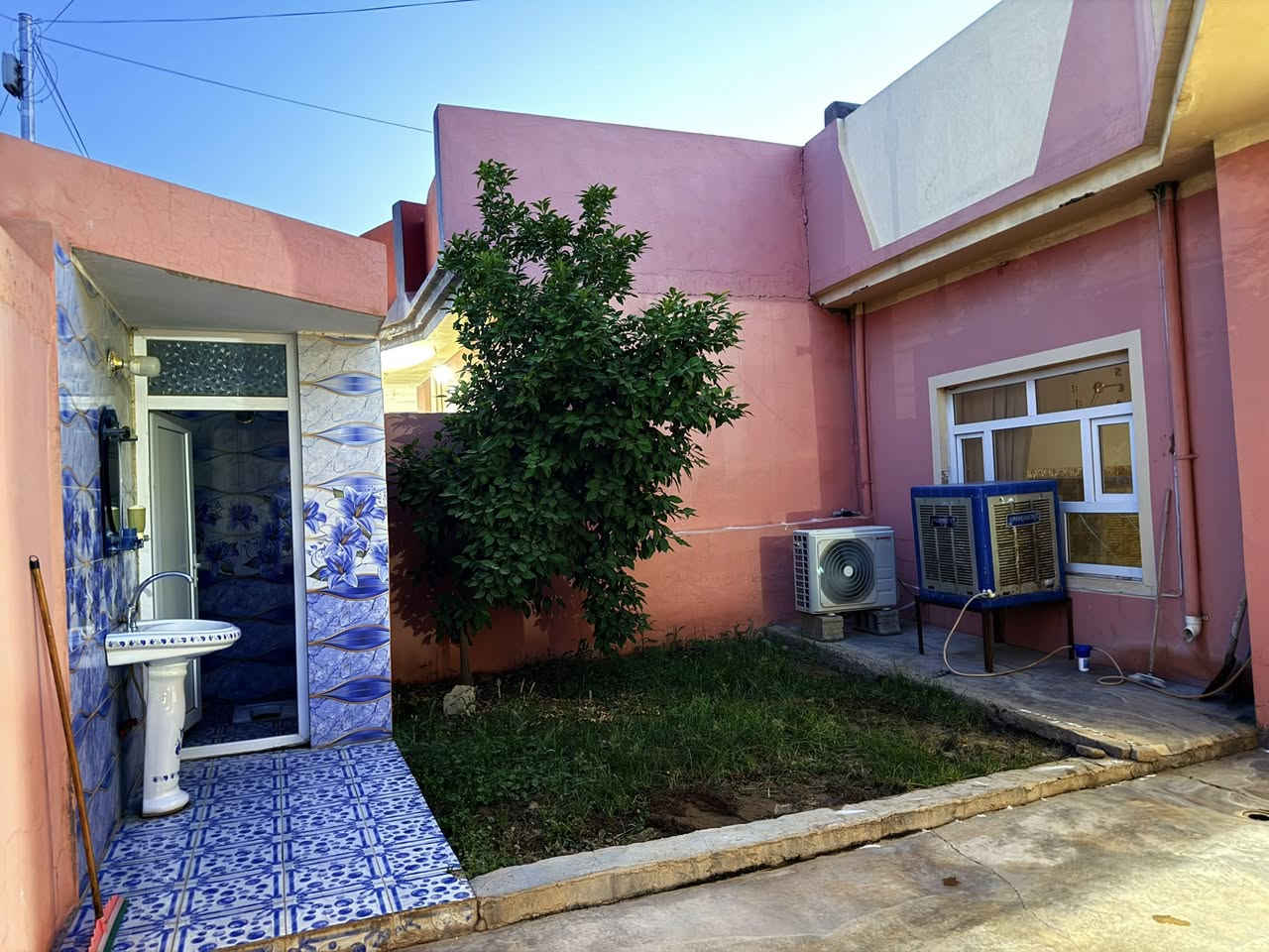دار سكن للبيع جلولاء حي الخضراء قرب مدرسة الكردية 
يحتوي على استقبال 6*4 وغرفتين نوم 5*4 ومطبخ حار وبارد وصالة وكراج سيارة 
المساحة 200 متر 
متوفر كافة الخدمات شارع تبليط وماء اسالة 

للاستفسار ***********
