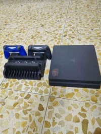 ps4 slim 500GB 2 joystick  مع حساب يحتوي على :  1-the forest  2-call o...