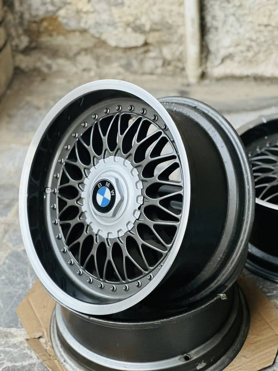 السلام عليكم
تخم البينا جديد قياس 17 تو سايز غير مستخدم 
سعر 300$ 
تخم bbs اصلي ون سايز شفة عريضة 375$ 
بغداد مجمع مشن تقاطع زيوت معرض الصفار يتوفر توصيل 
للاستفسار واتس اب ***********
