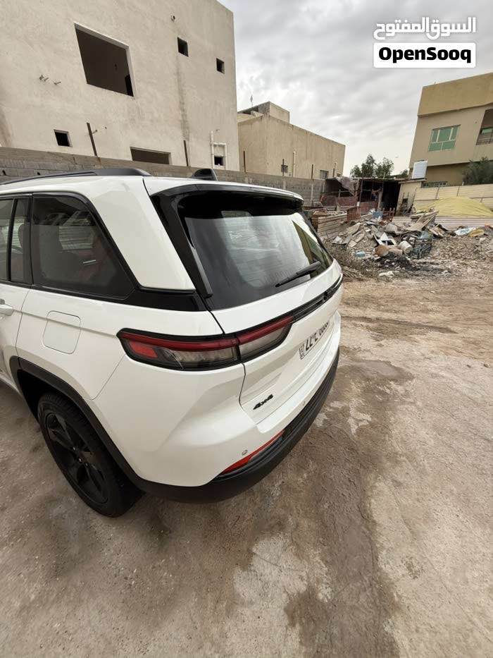 السلام عليكم 
بيع جيب كراند شيروكي2023 لميتد دفع رباعي 
سيارة خليجية كفاله عامه 
فقط بارد جاملغ امامي الأيسر كلش خفيف 
ماشيه 77,000قابله للزيادة 
المحرك 3.6L V6
ناقل الحركة اوتو 8 سرعات شفتات 
فتحة سقف جنطة كهربائي 
تشغيل عن بعد 
سيارة فوول موصفات بيهه حماية PPF
السعر 370 وبيهه مجال 
مكان السيارة البصرة
راسليني عالخاص واتساب *********** البصرة, العراق
