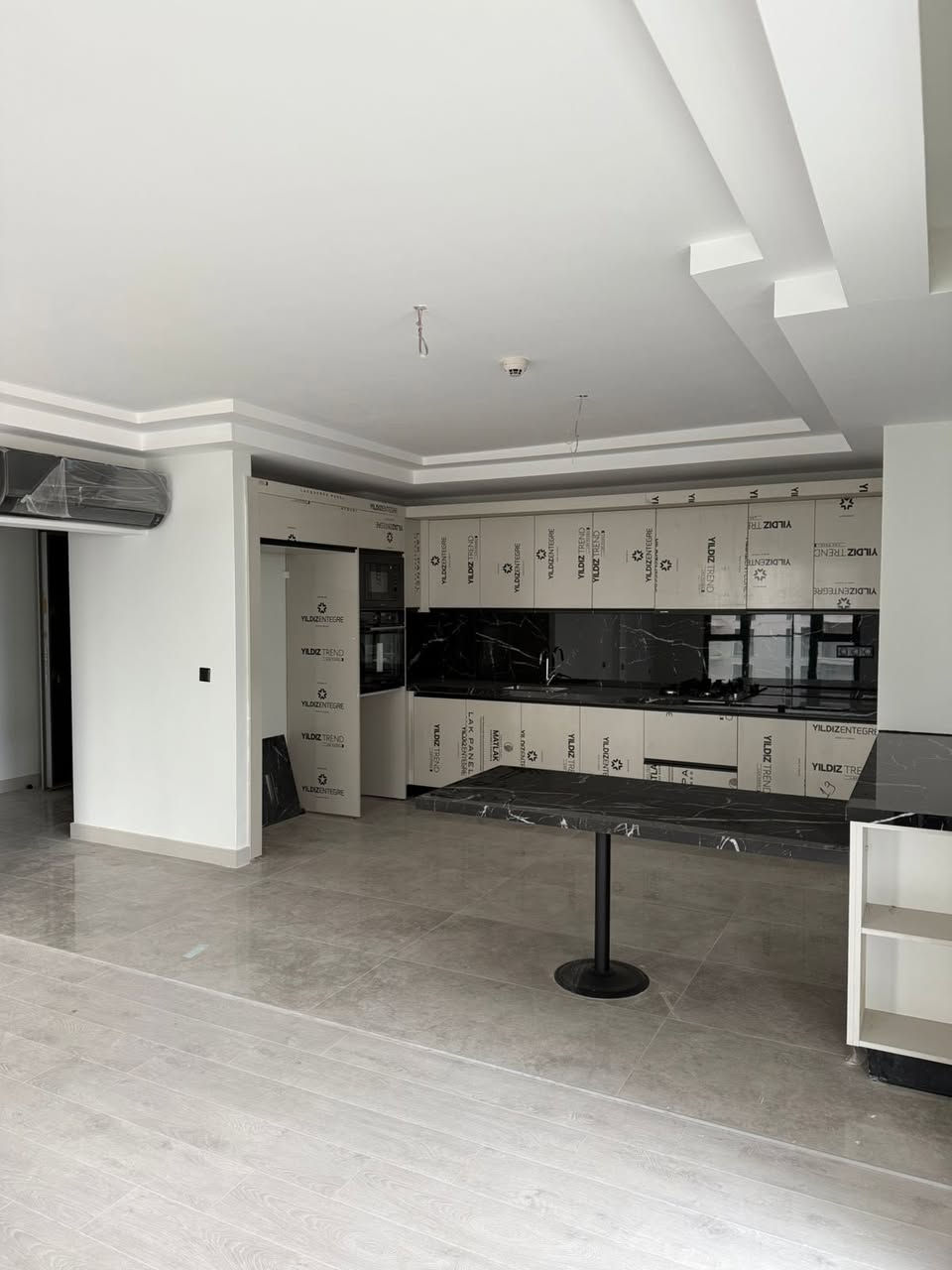 شقة للبيع في رامي تاور  
بسعر (122،000$)
غرفتين وصالة  
مساحة 170 م  
للاستفسار والتواصل 
***********
