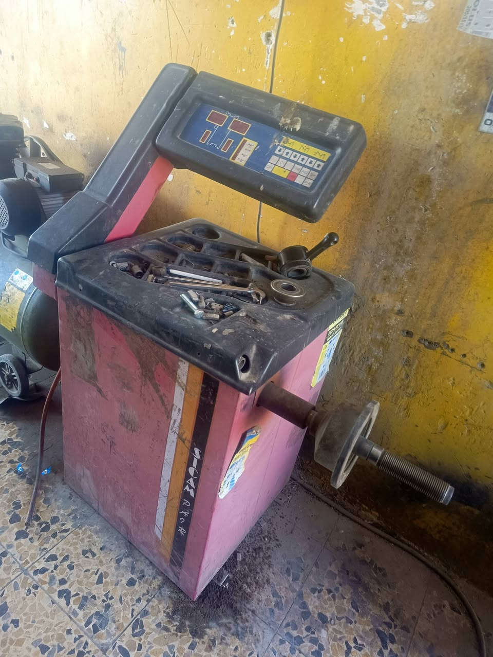 السلام عليكم
غراض محل كامل كلشي تعتازه موجود وكله شغال ع الفحص 
مكان نجف *********** واتساب موجود
