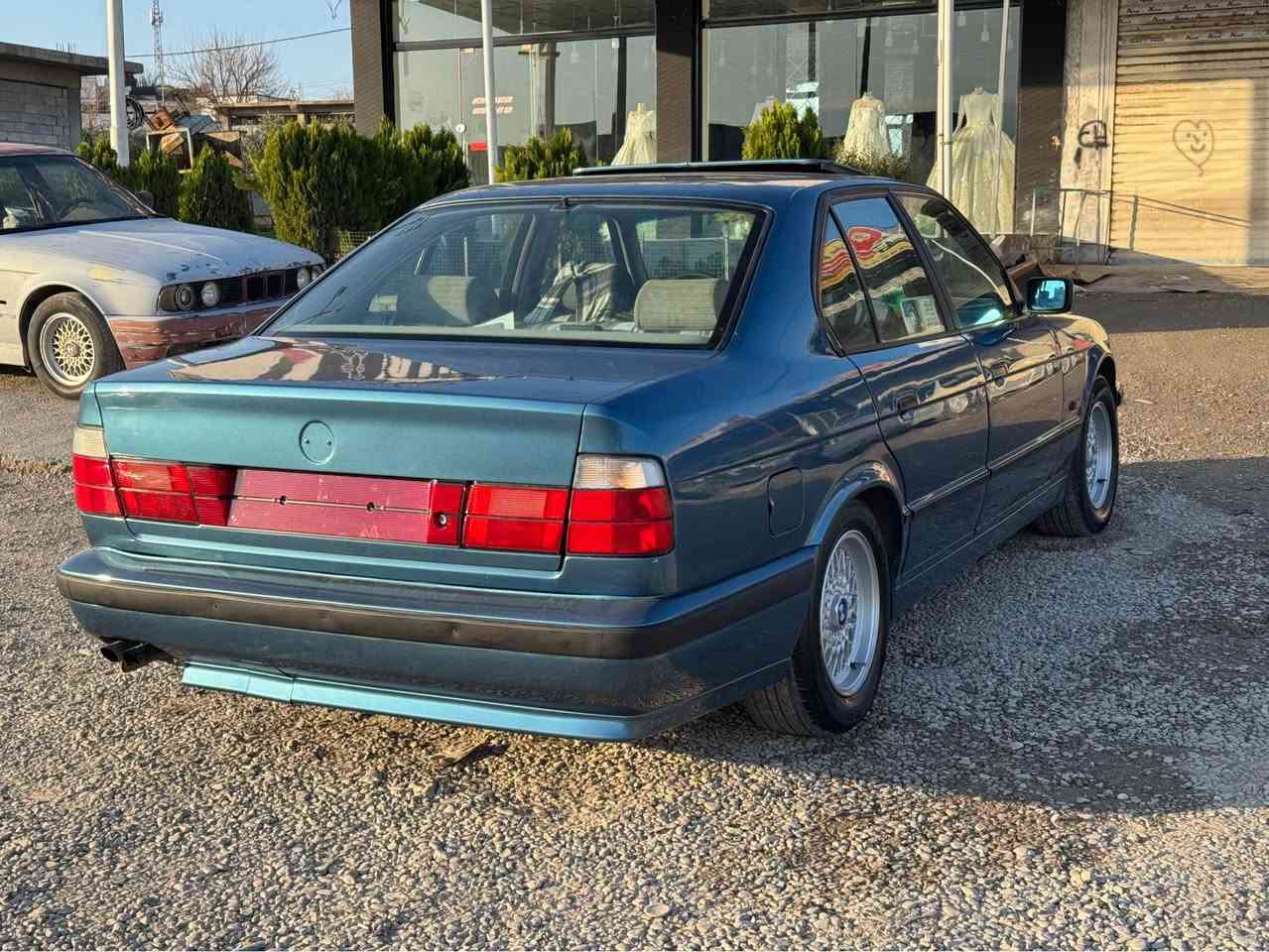 سڵاو بیئێم 525تۆماتیک مۆدێل 1993ئاڕمی پلاستی کی هەولێ  وەکالەی عەسڵی شی لەگەڵە ئاڕمو ئەوە لیاتو موسو بڕاوەو خرامەی بەشەرت سڵایت پێشپان جام کارە با ئەی بیئێس تەبرید ساردوگەرمی ئیشە کا ناوڕە ساسی ناوفۆڕمی کا دەبەڵ ئێرباک دەبڵ جەکمەج شەشکەلە ئاوێنەگوێ بەرخ سەیارە کە هەمو گیانی لەسەر دەقی شەری کەماوەتەوە نەمونەیە لەجوانی گێڕو مەکی نەی بەشرت کارە بەی هەمو گیانی ئیشە کا شوێنێکی نیە ئیش نەکا سەیارە کەلەڕو لو زۆر لەڕەسمەکان جوانترە
نرخ58گەڵاو مەعامەلە 
ژم ***********
واتسئەپو فای بەری لەسەرە 
گەرموشتەرینیت تەلەفونمەکە السليمانية, العراق
