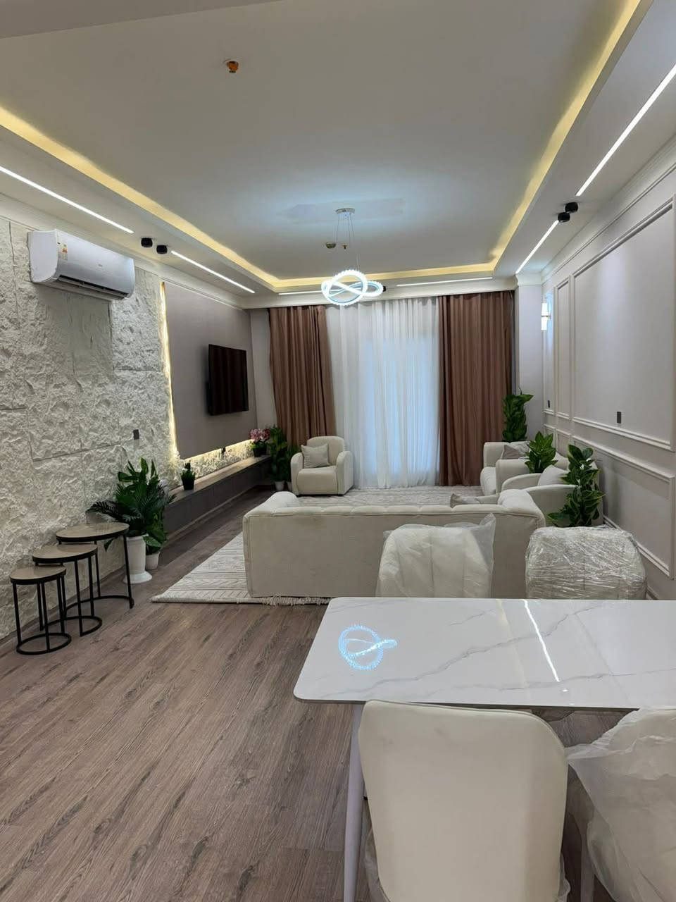 للبيع  

-شقة 
استثماريه موجره بعقد سنوي شهريا 
750$مقدم  4شهور 
-زيرو

في أربيل
مجمع واو تاورز
تبعد دقيقتن عن امباير و4دقائق عن 
المطار 

 مساحة 170م

يتكون من
- غرف نوم 2
-صالة 
- صحيات 1
- مطبخ
- طابق  2
- واجهة خارجي مطلة على 
امباير والمطار وبارك سامي عبد الرحمان 
- 
- ⁠للأستفسار أكثر يمكنكم التواصل معنا عبر الواتس آب 
- ***********
- ⁠***********
