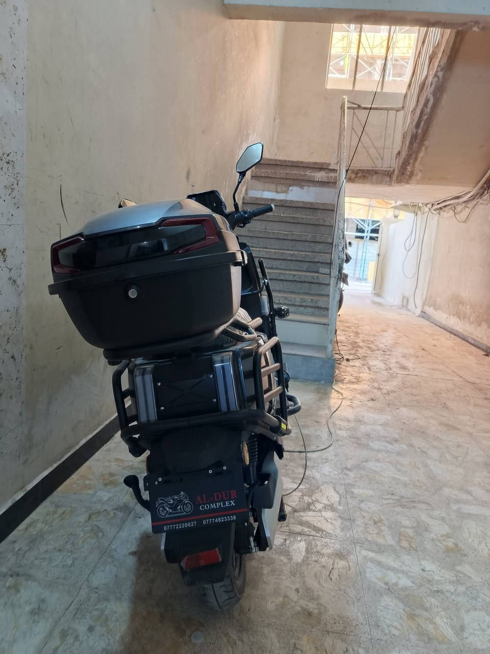 السلام عليكم دراجه شحن الصاعقة نوع البطارية ولي السرعه 70 الملف 2000حقيقي تمشيك  ٦٠ كيلو الدراجه جديده استعمال يومين اي نقص ما بيه كلشي شغال تجي مدرعه بل كامله معا صندوك عنواني كراده داخل السعر,900وبيه مجال حك الجيه للتواصل عل هاذا الرقم ***********
