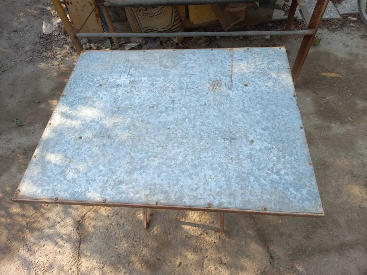 كراسي البيع عدد ٢٢ سعر واحد ٥٠٠٠ تلاف طبلات عدد ١٠ سعر طبله ٣٠٠٠ ألف ميز حديد ثقيل سعر ألواحد ٣٠ ألف عندي ٣ أميوزه*********** مكان بغداد لامين أسكينه
