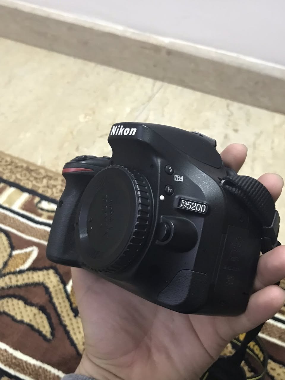 السلام عليكم كاميرا نيكون D5200 نظيفة 100% استعمال بيت قليل جداً مراية قلاب وعدسة البلادية مالتها vr18-55mm
الملحقات 
 بطاريتها البلادية + هود + شاحنة عدد 2 مع كيبل+ كيبل نقل بيانات + كفر كاميرا + كفر عدسة +  جنطة + سير 
السعر 350 مكاني بغداد اليرموك
 ماعندي توصيل 
***********
