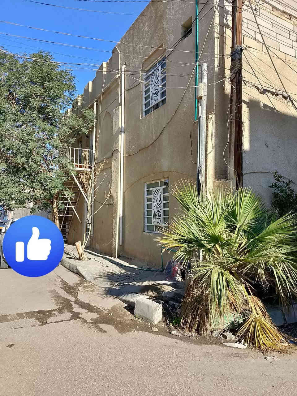 السلام عليكم دار للبيع 
المساحة 90 م ركن 15*6
العنوان :- حي النصر ال14 
طابقين منفصلات 
البناء محدث في 2023
للاستفسار الاتصال ***********
