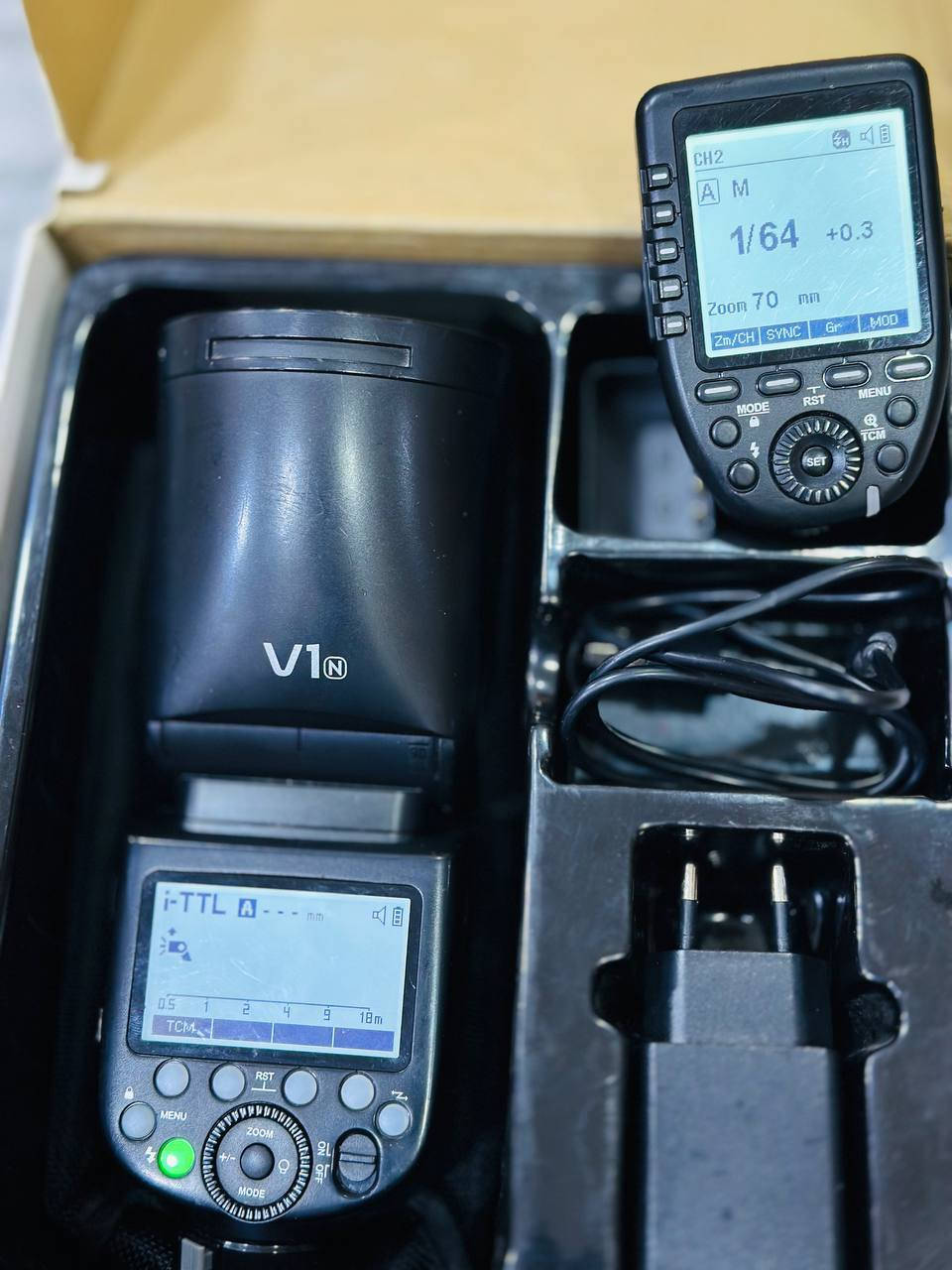 فلاش نيكون godox V1+تريكر 
كلش نضيف وشغال شرط الفحص
بسعر 175 قفل  مع التريكر 
ماكني كربلاء وتوصيل متوفر 
واتساب ***********
@إشارة
