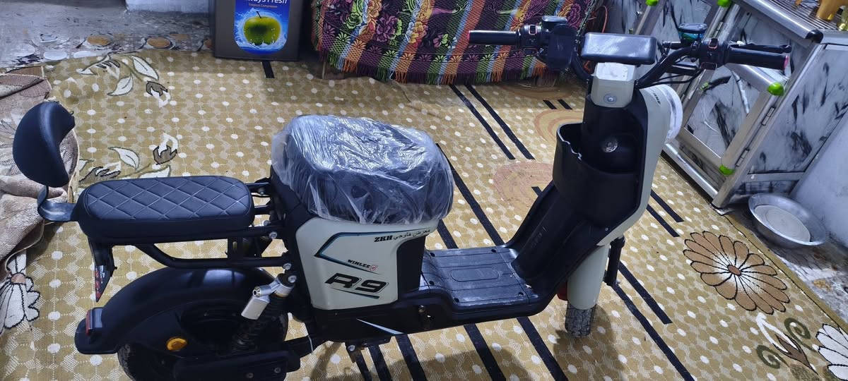 سلام عليكم دراجة شحن نوع R9 دراجة نضيفه سرعه 99 بطاريات كبار شرط الفحص يجي بيها بلاتوث و ومفذ شحن USB بيها سويج عدد 2 بصمات عدد 2 تجي بيها تشغيل عن بعد  ترهم مراوس بدراجه فراشة/ السعر 400 للستفسار اتصل على رقم ***********
