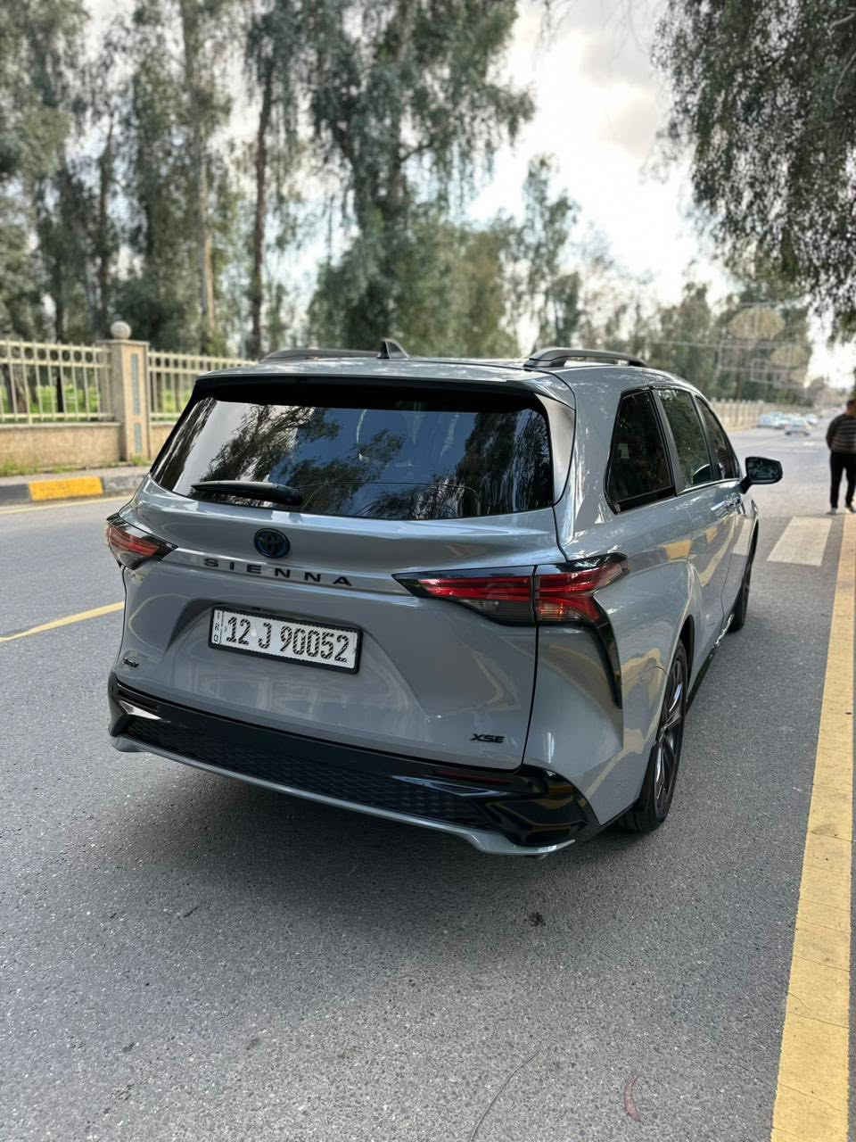 سلام عليكم.
تيوتا سينا هايبرد 
  
 سياره اخت الزيرووو. ماشيه ٢٠٠٠ كيلو بس 

موديل 2025   
مواصفات xse 
فول فول مواصفات  
داخل لونين. ابيض واسود 
شاشه ديجتال كبيره 
سماعات 🔊 هارمن 
تبريد ٣قطع 
بيها مواصفات ماتخلص 
 لون مميز 
 السياره رقم نينوئ  وين ماتريد تتحول مشروع وطني 
 
5TDDRKEC5SS252980 
 الضرر بوند فقط مبدل وحافة الجاملغ بارد 
 للستفسار  
*********** 
***********

