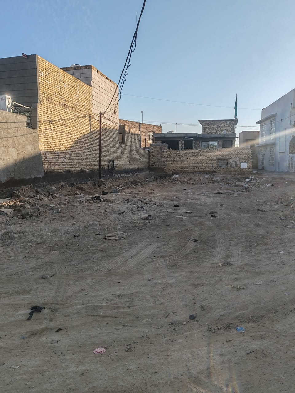 السلام عليكم من بعد اذن صاحب البيج المحترم قطعه ٤٠٠ متر طريق السنيه السياحي قريبه جدا عن الشارع العام فرع صيدليه رامي نزله ٥٠ متر وشارعه تبليط ركن القطعه كلش حلو مكانه وجيران ذهب سعره ٤٥ مليون قفل رقم صاحب ***********
