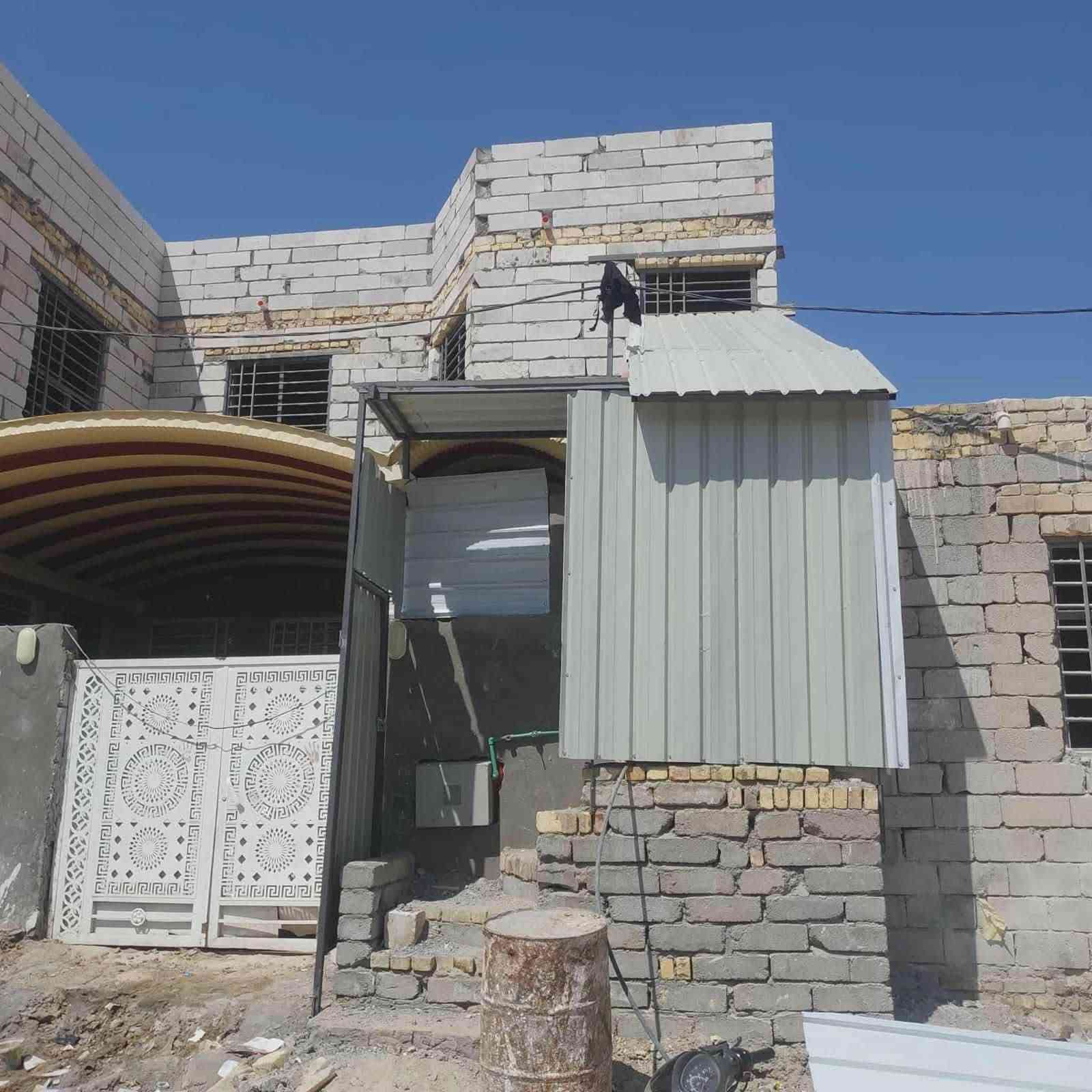 بيت لبيع 150متر طابقين الارضي غرف عدد2مع صاله ومطبخ ودوانيه وصحيات خارجيه وصحيات داخليه مع طارمه كبير البيت بنا بلوك الشمال الطابق الثاني فرمستونه بنا السقف عكاده مالته البنا حديث العنوان سدناويه مقابيل مرطبات بل بل فرع مال مجمع بركات ام البنين وتدخل ليحوه تقريب 100متر عن شارع العام ***********
