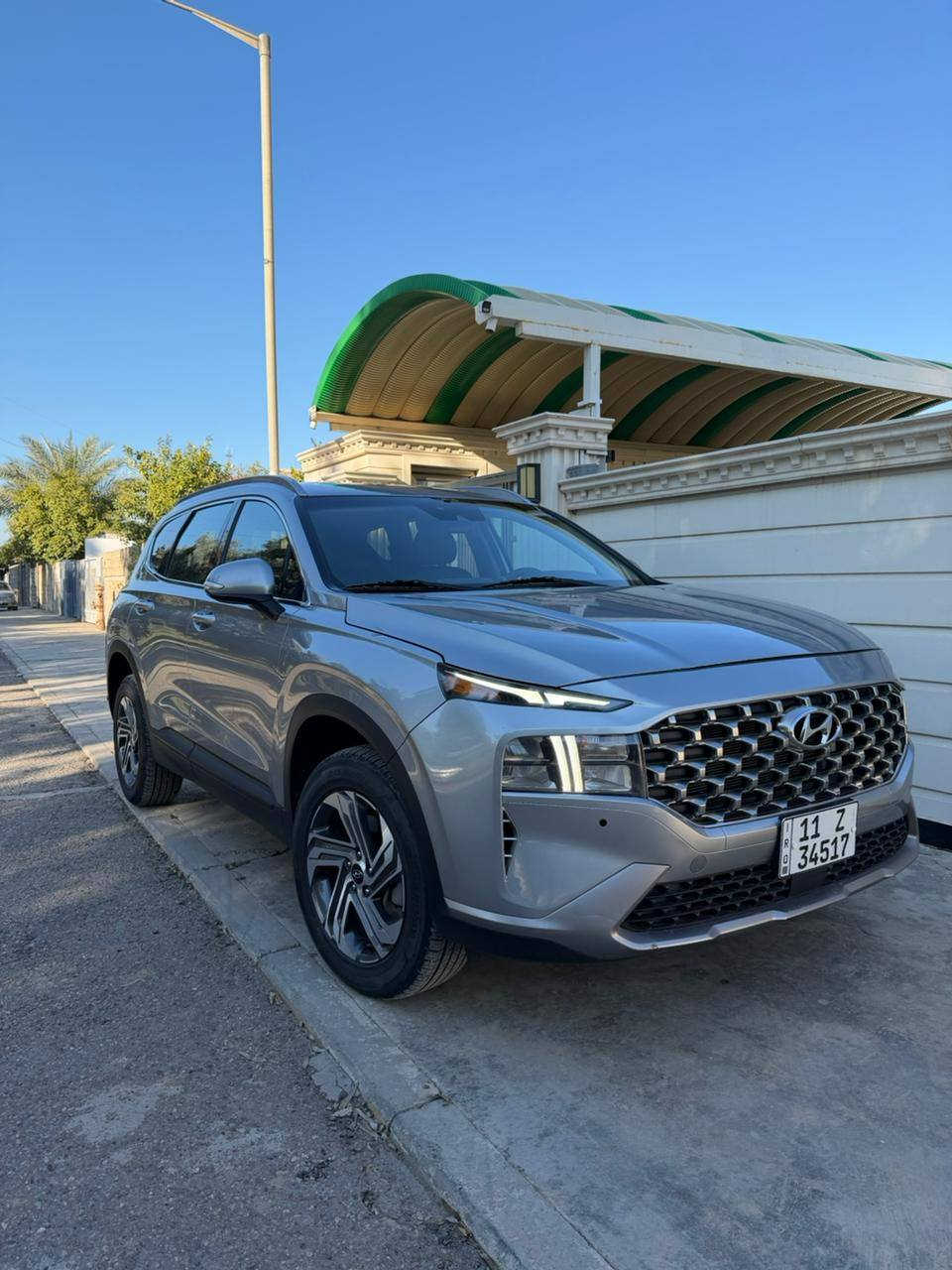 سنتافي امريكي  2023 رقم بغداد
سيارة ماشية 47 الف كيلو
سيارره حادثها بنيد وجاملغ بدون دواخل بدون شاصي
مواصفات هايترك معروفه مواصفاتها فور ويل
✅1- اللون سلفر
 حجم المحرك ٢٥٠٠ تنفس طبيعي
المواصفات
1- مفتاح ذكي بصمة + التشغيل عن بعد .
2- نظام اوتو بارك /  والتوقف الذاتي بدون سائق
3- كير بنظام الازرار  المنفصلة الاصدار الجديد ( بيانو)
4- كير ماوس ثانوي لأوضاع القيادة / Drive Mode 
‏Comfort - Smart - Sport 
5- هاند بريك بصمة  Auto Hold  أوتو هول نظام مانع الانزلاق  نظام نزول المنحدرات نظام اطفاء المحرك (A) ذاتيا في الازدحامات لتوفير  الداشبورد الكتروني بانماط متغيرة حسب وضعية القيادة  شاحن هاتف wireless+  المرايا الجانبية نقطة عمياء  + اشارات  
مرايا جانبية بخاصية الترحيب والفتح عند الاقتراب والاضاءة في 
6- رادار 360 درجه 
7- كشنات تدفئة 
#السعر 197 
سيارة اي نقص مابيها  جاهزة من كلشي 
تحويل مباشر 
وبعد بيهاا هواي مواصفات
الاتصال  والاستفسار
***********
***********
مكان سيارة بسامرة

ملاحظه #السيارة شادلها دعامية الاصلية مو تجاري 
راديتر المحرك وراديتر التبريد مالتها البلادي بدون ضرر 
لايت مال كصه بلادي كلها غراض اصلية  فقط جاملغ وبنيد مبدل ومصبوغات بدون دواخل 
صور السونار + صور الضرر مرفقة بالمنشور
