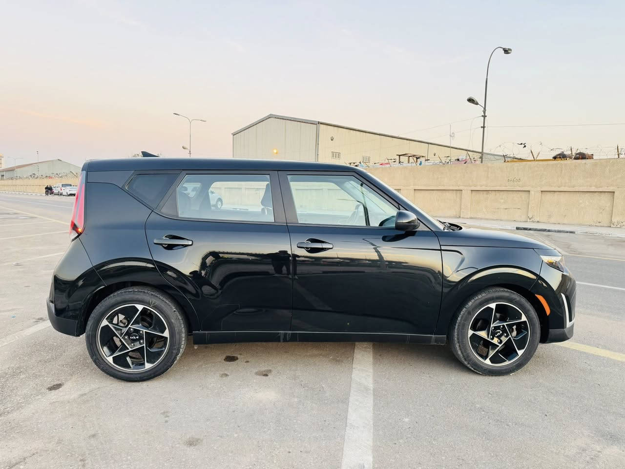 ‏سلام عليكم كيا صول 2023 وارد أمريكي مكينة 2000 فول رادار تحكم ستيرن حساس كاميرا تدفئة تبريد كشن  رقم أربيل باسم شركة مكان البصرة بها مكان صبغ ***********
