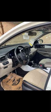 سورنتو 2019  خليجي ماشية 93 الف السيارة مابيه صبغ فقط باب خلف باب الصد...