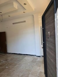 دار للأيجار في شارع فلسطين  قريب جداً من الشارع العام منطقه وشارع جداً...