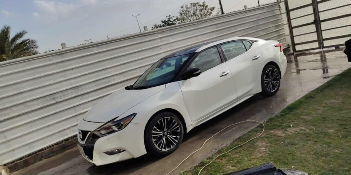 السلام عليكم ورحمة الله
نيسان مكسيما ( 2017 Platinum Edition )

أبيض صدفي 

السيارة أعلى فئة 

  ابرز المواصفات :

- محرك (V6/3.5L) 300hp 

- ناقل حركة من نوع Xtronic CVT

    - نظام صوتي 11 سماعة من Bose 

- فتحة سقف بنورامية 

- مقاعد جلد مع تسخين وتكييف مقاعد امامية 

- تحكم كهربائي للمقاعد الامامية

- تسخين مقود مع تحكم كهربائي 

- تسهيل دخول وخروج السائق 

- دخول ذكي للأبواب الامامية 

- تشغيل عن بعد 

- ستارة خلفية كهربائية 

- اضاءة اسفل الدوس الخارجية 

- اضاءة امامية LED مع الضوء العالي

- مستشعر مطر 

-  تعتيم auto-dimming لمرآة السائق والوسطية

- Apple CarPlay

- رادار أمامي مع مثبت سرعة تفاعلي بخاصية فرملة طوارئ 

- نقطة عمياء 

- نزول المرآة عند الرجوع للخلف 

- رادارات خلفية (عند الرجوع للخلف (خدمة الركن أو الخروج من موقف)، النظام ينبهك إذا يوجد سيارة تقترب من الجانبين الخلفيين باستخدام حساسات خلفية / رادارات.

- حساسات امامي خلفي

- نظام كامرات 360 درجة (امامي،خلفي،جانبي)

- ماوس تحكم بالشاشة

- ذاكرة مقعد السائق عدد 2 

وبقية المواصفات المعروفة

التواصل ع رقم هاتف ☎️/‭٠٧٨٢ ١٤١ ٧٤٩٦‬/واتساب +اتصال
