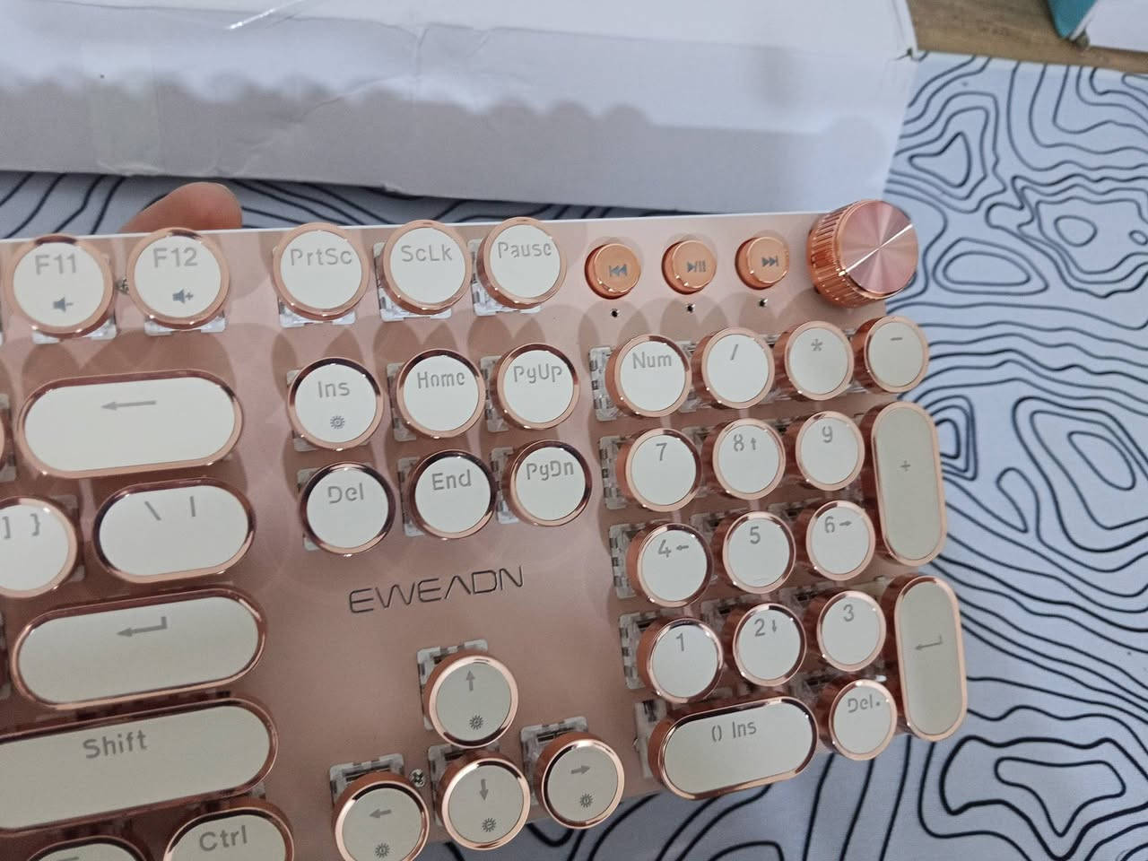 eweadn v20 كيبورد 
جديد لوك ستيكر ال سويتش وردي 
كيبورد معروف جدا سعره بل موقع 65 الف 
اول تم ب50الف 
متوفر توصيل لجميع المحافظات العراق ***********
