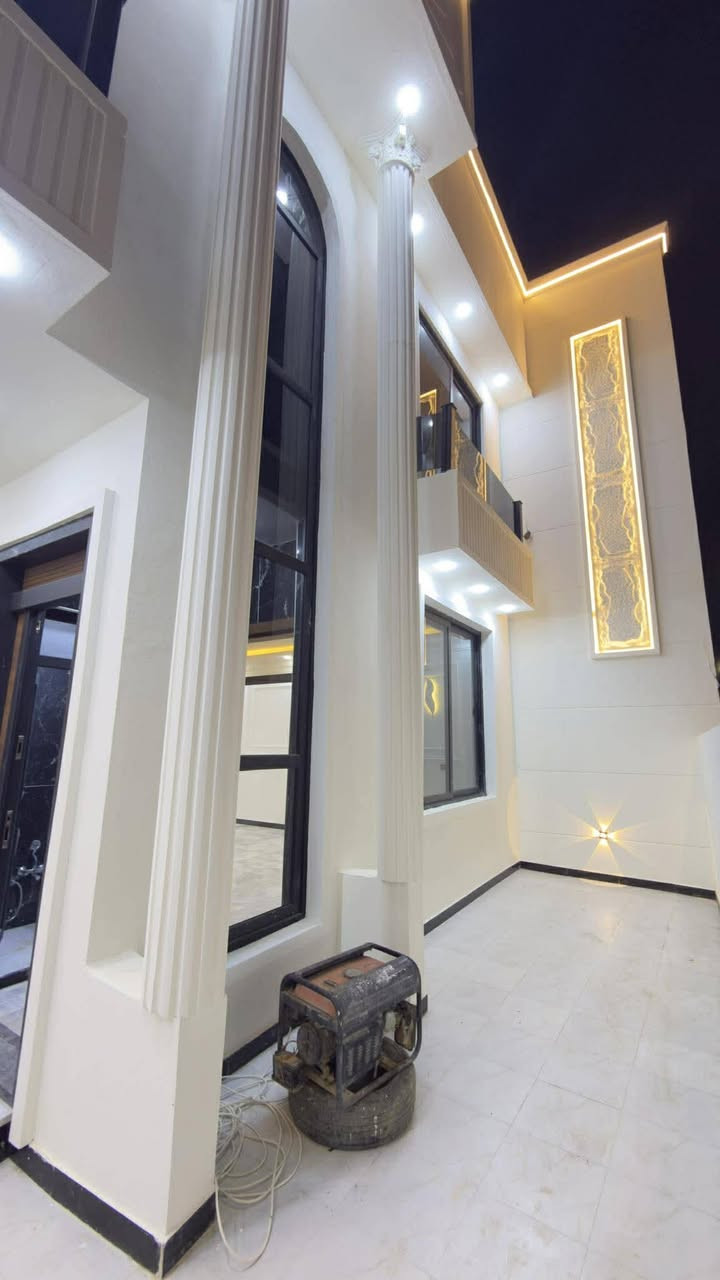 دار سكن للبيع طابو صرف
ديوانية
حي الجامعة _قرب شارع 20تجاري _مقابيل المتنزة

📐 المساحة: 200 M

🏢 طابقين – بناء حديث درجة اولى

📏 واجهة 10 M × نزال 20 M

✨4غرف نوم مريحة

✨صالتان فخمة بتصميم عصري

✨غرفة استقبال +مدخل

✨مطبخ حديث بتجهيز كامل

✨كراج سيارة

✨3مجموعات صحية

🏗️ مواصفات بناء عالية الجودة:

▪️ أساسات كونكريت مسلح (رفت) + سقف كونكريت

▪️ بناء طابوق 9 إنج

▪️ حديقه وشالات داخليه

▪️ شبابيك وأبواب ألمنيوم تركي PVC عازل

▪️ أرضيات مرمر تركي فاخر للطابق الأراضي 

▪️ أرضيات بورسلين للطابق الثاني

▪️ أبواب خشب تركي أصلية + أبواب قاصة

▪️ جبس بورد نقشات مغربية مع سحبات 

▪️ منظومة كاميرات مراقبة حديثة

▪️ منظومة غاز متكاملة

▪️ خط مولد كهرباء

▪️ ماطور ماء + خزان ماء+سخان ماء

▪️ صحيات ومغاسل حديثة

▪️ سيراميك لوح مطبخ صحيات

💎 مميزات العقار:

✔️ بناء حديث – غير مسكون

✔️ تشطيب موديل عصري

✔️ موقع ممتاز 

✔️ جاهز للسكن الفوري
                      مراجعة
مكتب مهدي العتابي للعقار ديوانية الجزائر مقابل فندق برج الامراء
للاستفسار *********** مهدي العتابي 
           *********** حيدر الفتلاوي
           ***********
