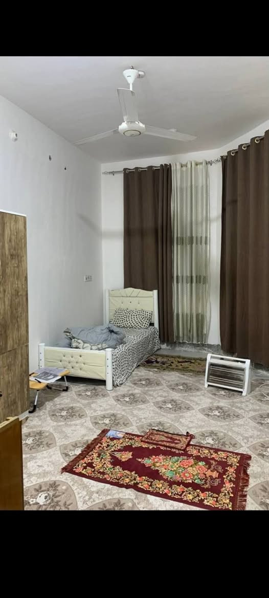 بيت للبيع في الثوره طابو صرف مساحته 100 متر طابقين كونكريت الطابق الأول غرفه وصاله ومطبخ واستقبال والطابق الثاني 3 غرف و صاله وصحيات سعر 165 وبي مجال 
***********
***********
