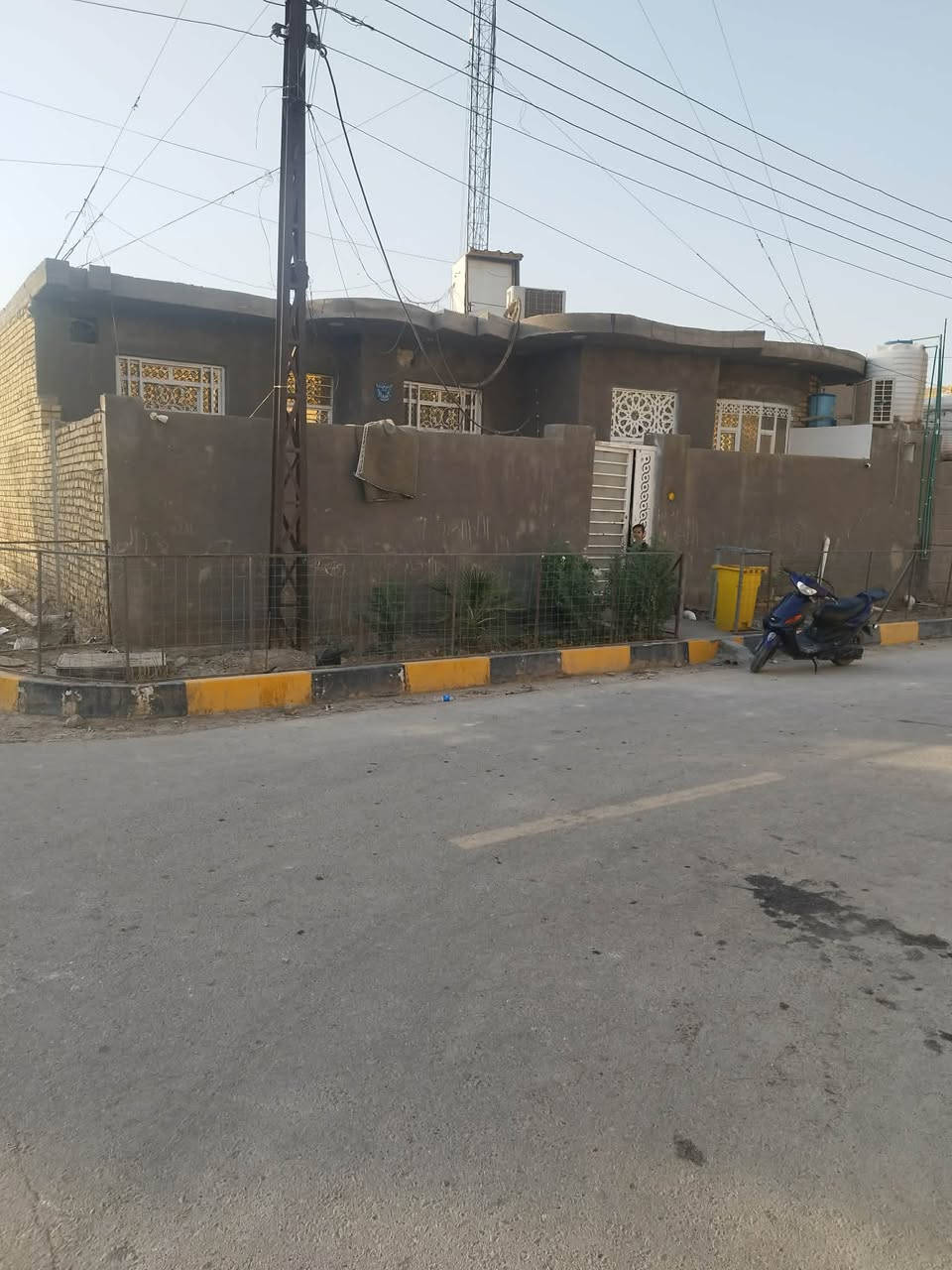 مساحه ٢٠٠ م  علمآ بناء البيت ٢٠٢٤ جديد كلش 
التفاصيل غرف ٢ + مطبخ + صاله + ديوانيه + صحيات داخليه وخارجيه   المكان حي العسكري شارع المستوصف قرب شارع الامام علي 
لاستفسار على 
***********
***********
