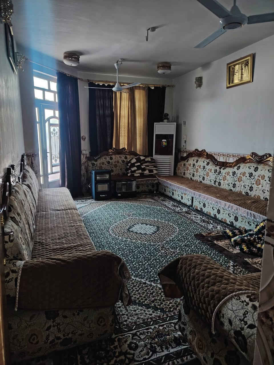 بيت مساحه 240 متر ثلاث طوابق الطابق الأول غرفه وهول واستقبال ومطبخ الطابق الثاني 3 غرف الطابق الثالث بيتونه كما مبين بلفيديو بناء طابوك  جمهوري سنتر التبليط طابو زراعي سند 25 باسم صاحب البيت تحويل مباشر بسند حله سيف سعد الورديه  منطقت المستوصف  منطقت فلاح المشعل قبل محطة المقادير أو المستوصف الصحي الكبير قرب مدرست السواعد الابتدائيه السعر 93 اتصال ***********
