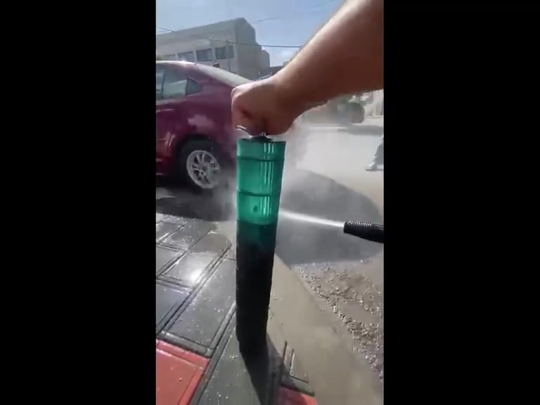 ورشة المحترف بغداد الكرخ ***********
صيانة ونصب جميع اجهزة التبريد والتكيف
