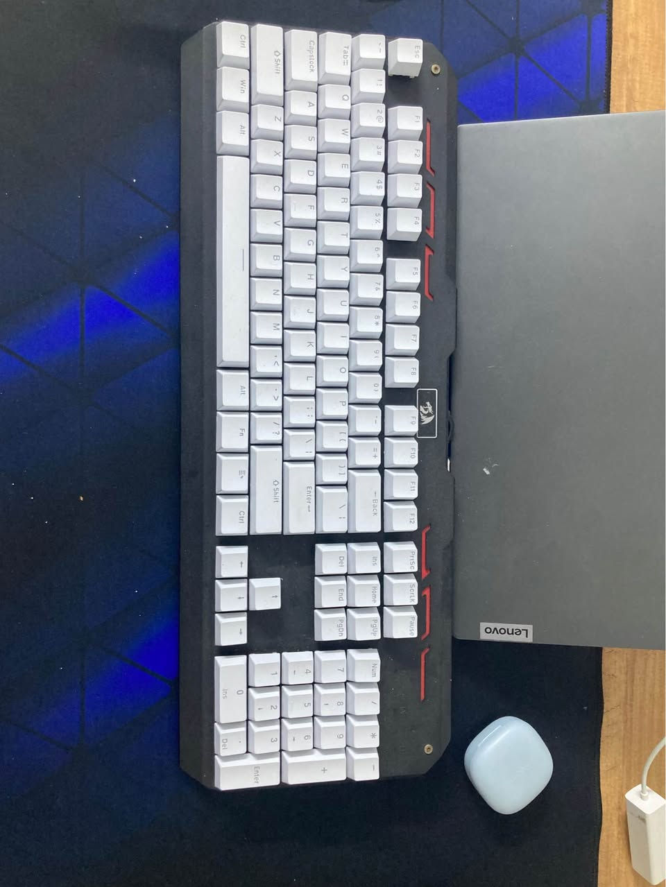 سلام عليكم كيبوردات للبيع واحد مايكرو سوفت منحني تصميم جميل ومريح جدا لليدين ويا وسادة تنحط جوة الكيبورد علمود راحة اليد  قديم ونادر اوبن بوكس بعدة ممستعمل شغال كامل سعرة 10 وكيبورد ميكانيكي ريد دراغون موصفاتهة معروفة ازار اسود واني مبدلهم ب ابيض ويا ازارة الاصلية وهاي البيض انارة ار جي بي جدا جميلة وصوت الميكانيكة مالتة رهيبة سعرة 25 مكاني بغداد الاعظمية رقمي *********** بغداد, العراق
