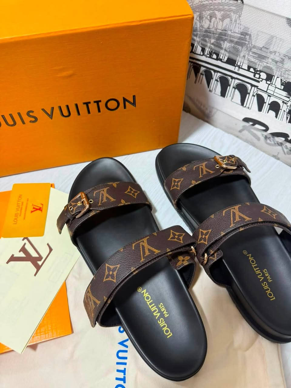 صندل Bom Dia مسطح ومريح (Bom Dia Flat Comfort Mule) اورجنال من تصميم دار الأزياء الفرنسية الفاخرة لويس فويتون (Louis Vuitton).

ايطالي اصلي / قياس 44 / للحجز خاص


**إذا كنت صاحب هذا الإعلان وتريد حذفه لأي سبب، رجاءا أرسل رسالة إلى الدعم الفني**