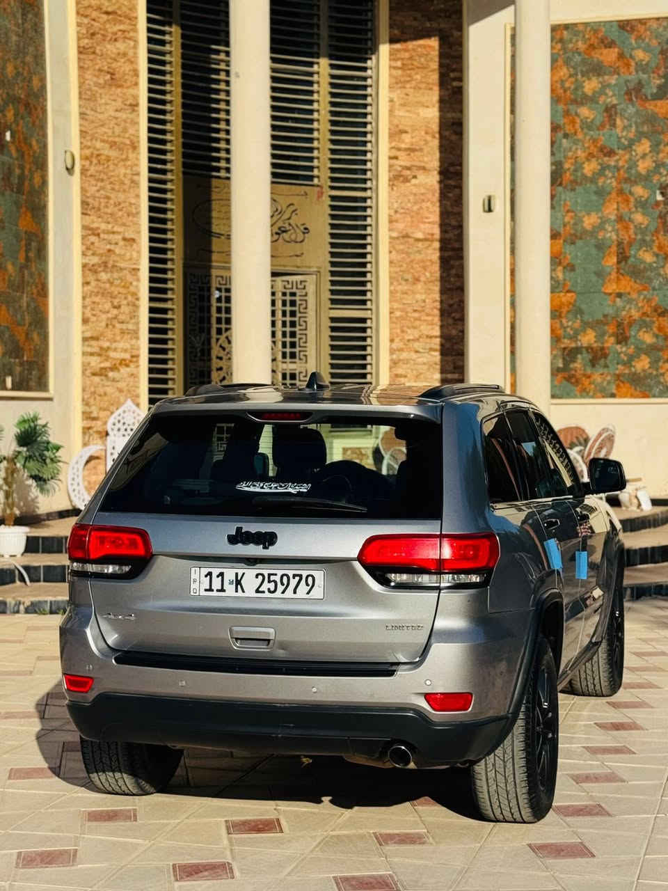 🖤 Jeep Limited 2019 للبيع
▪️ الموديل: 2019
▪️ الممشى: 90 ألف كم
🔹 حادث أمريكا: شبر بارد بالجاملغ الأمامي + ربع البنيد
🔹 ايرباك سليم + الدواخل، الشاصي، واللغود كلها سليمة

المواصفات:
▪️ محرك 3600

▪️ بصمة تشغيل + بصمة أبواب

▪️ تشغيل عن بعد

▪️ مقاعد جلد

▪️ كراسي كهرباء

▪️ تدفئة للمقاعد الأمامية

▪️ مقعد السائق ميموري

▪️ باب جنطة كهربائي

▪️ شاشة كبيرة مع كاميرا خلفية

▪️ حساسات خلفية

▪️ إشارات بالمرايا

▪️ تحكم بالستيرن

▪️ منظومة زينون عالي وناصي

✨ السياره جاهزة بدون أي نواقص 
📍 العنوان: بغداد – الدورة
💰 السعر: 187 ورقة ومجال بسيط
📞 الهاتف :- ***********
