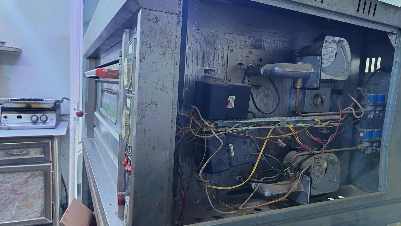 فرن حجم كبير باب وحده
كابسه صاج غاز 
القمريه عرض 7 طول اربعه وتكدر تصممها غير تصميم لان بيها سجج
شوايه كص 4 حجرات 
وشوايه دجاج حجم كبير ماطورها شغال وبلادي 
مجمده تجميدها كلش حلو 
استفسار خاص او اتصال ***********
واسط الموفقيه 
اذا بيع شلع يكون انسب خابرني وتدلل
