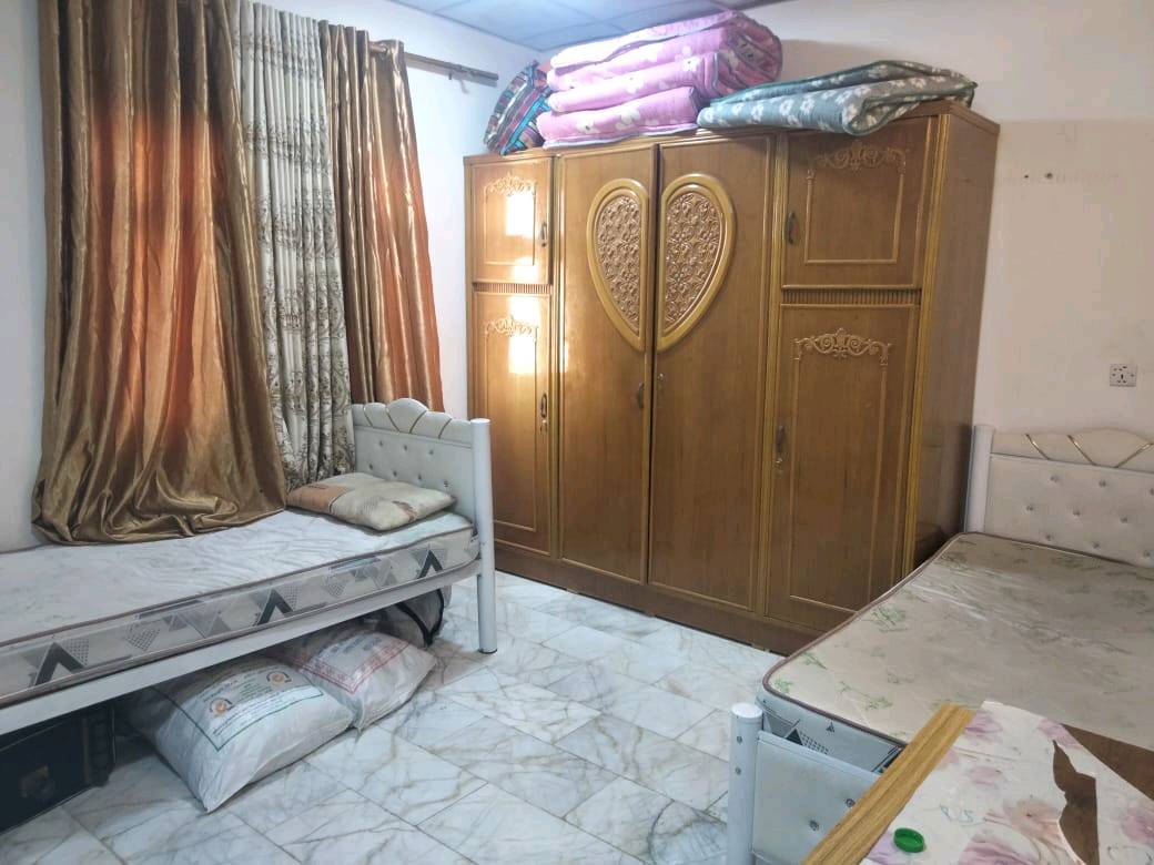 بيت للبيع مجمع السلام السكني مساحة 200متر طابو صرف تفاصيل البيت موضحه بالصوره يحتوي على غرفتين وغرفه ثالثه صغيره للأطفال 