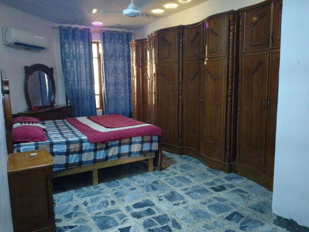 للبيع: دار حديثة وجاهزة للسكن في حي الرسالة الثالثة - بغداد

الموقع المتميز:
دار في حي الرسالة الثالثة بجوار شارع الضغط، في موقع خدمي ممتاز وقريب من مدارس:

· مدرسة سبتة الابتدائية للبنين.
· مدرسة البتراء الابتدائية للبنات.
· متوسطة أم الربيعين للبنات.

مواصفات الدار:

· المساحة: 144 متر 
· التقسيم: 4 غرف نوم + غرفة خطار + 2 حمام كامل + 1 دورة مياه (WC).
· عمر البناء: من عام 2019 (بناء حديث).
· الواجهة: 8 أمتار.
· النزال 18 متراً.

السعر: 300,000,000 دينار عراقي (ثلاثمائة مليون دينار عراقي).

للتواصل والاستفسار
***********
