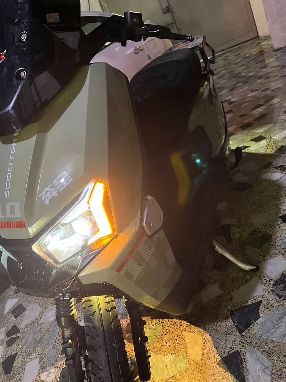 دراجه صاعقه للبيع الدراجه نقصها بس جاملغ امامي سعره 15 ألف وبيها كسر بالكفر الكدام امصلح وما مبين بطارياتها 6 مسطره جديدات بيها نضام R ونضام P  ونضام USP تشحن جهازك منها ومثبت سرعه وشاشه اعطال استاند تعليق و استاند جانبي لايتات عالي ناصي أربع سرع وبيها دكمه ال TSC تنطيك سرعه إضافيه سرعتها 85 تمشيك 80 كيلو حقيقي سعر 600 وبيها مجال 
عنوان بغداد البلديات شارع المصرف 
***********
