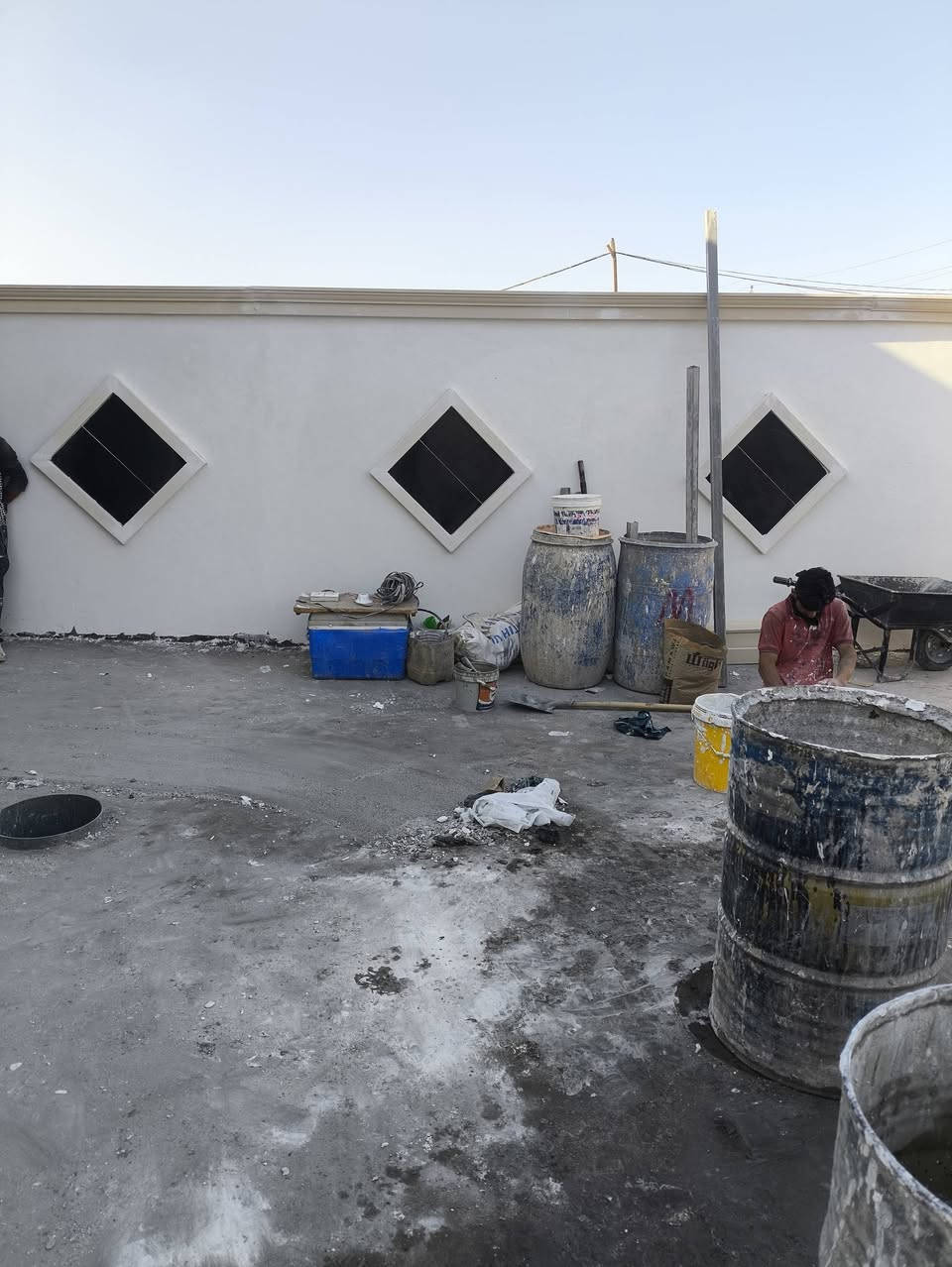 خلفات اثنين متفرغين لبخ بكل انواعه جراره تشميع تصفير مساطر حمامات واجهات  وجص وبورك تطعيم واجهات  داخل بغداد فقط شغل يرضي الله وسرعه في تنفيذ متفرغ حالين  خابرني اوراسلني واتساب  ***********
