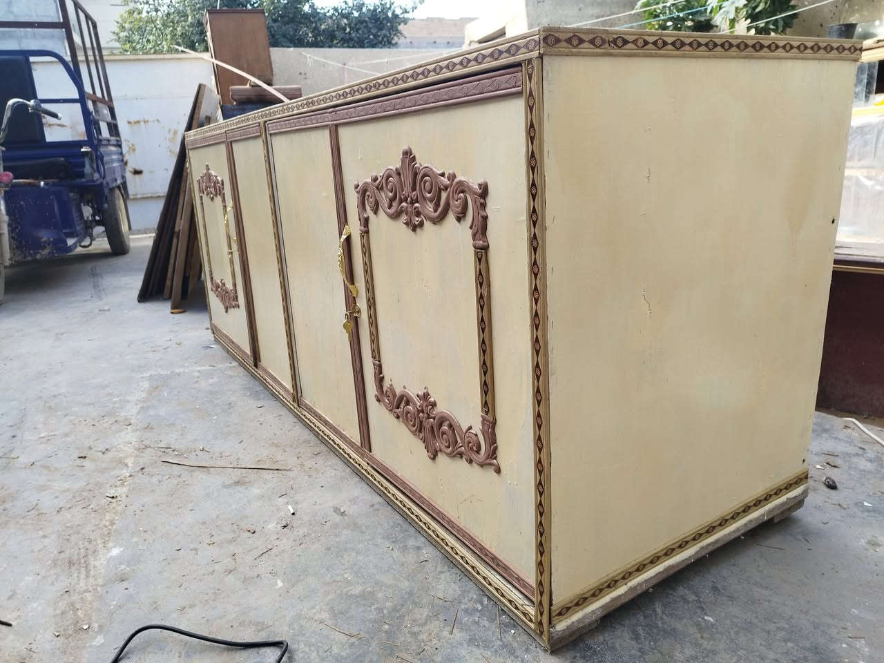 يا الله السلام عليكم بوفيه صاج داخل خارج شغل توصا مو سوكي سعر 65 الف مكاني ابو غريب ***********  ***********  تفاصيلهه طول مترتين  وعشرين ارتفاع متر  نزال 70 وبالعافيه لتصير من نصيبه
