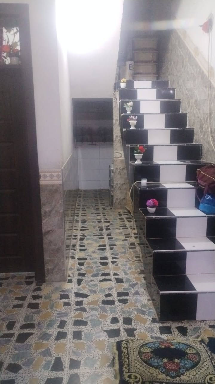 مشتمل طابق واحد مرتب شفل ٢٠٢٤ بناء طابوق الارضيه كاشي السعر ٦٨ وبيه مجال خلف عمارة الجنابي عالي عن الشارع الاتصال ***********@ ***********
