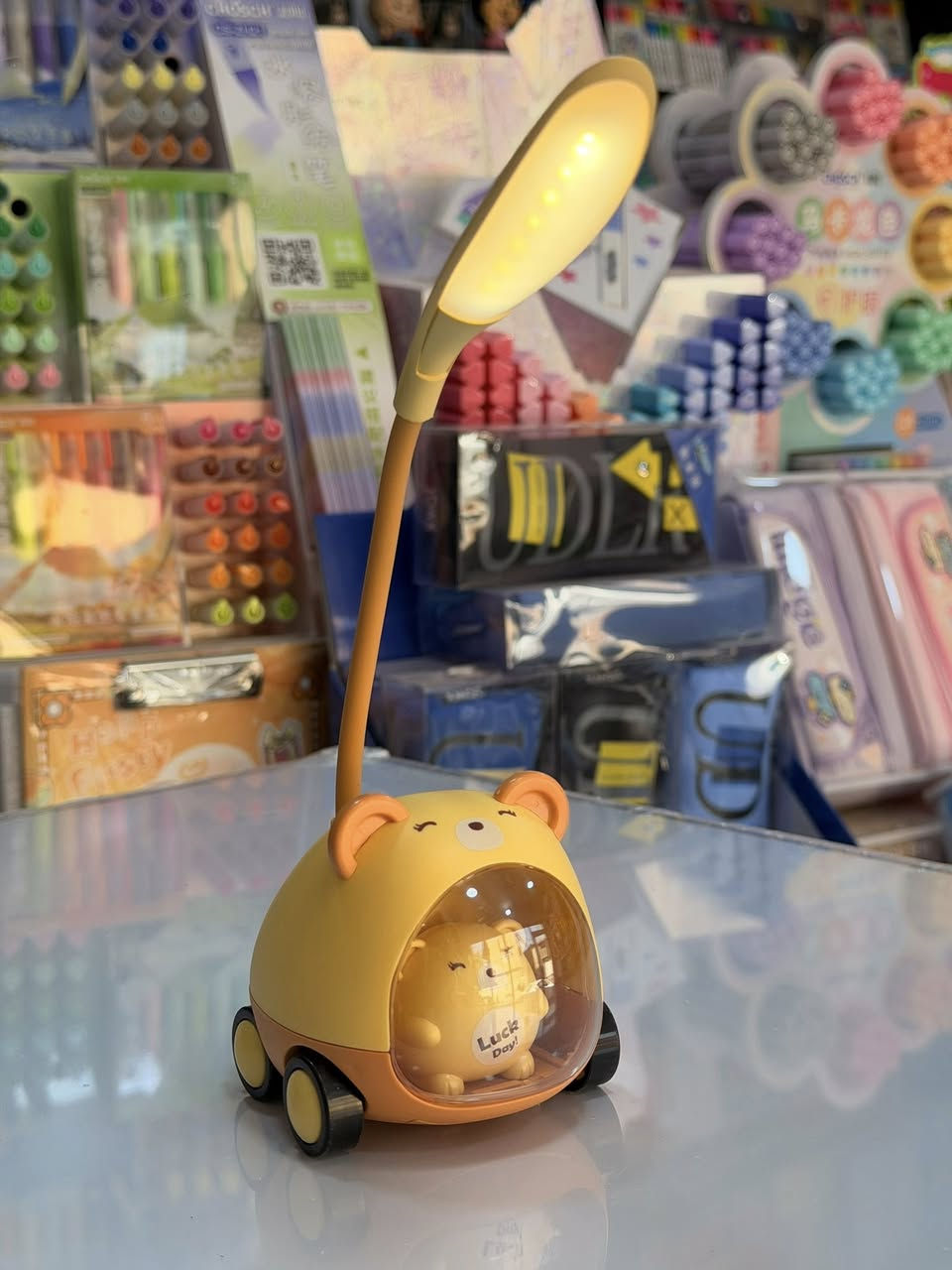 ✨ تيب لامب + مقلمة بتصاميم شخصيات لطيفة ✨  

قطعة تجمع بين الإضاءة وتنظيم الأقلام بشكل جميل على المكتب.  
تصاميم كيوت تضيف لمسة مميزة لمكان الدراسة أو العمل.

المميزات:  
• إضاءة LED مناسبة للدراسة  
• مقلمة مدمجة لتنظيم الأقلام  
• بعض الموديلات تحتوي على مبراة  
• تصميم شخصيات جذاب وألوان جميلة  

مناسبة للطلاب وللهدايا أيضاً 🎁  
سعر مناسب وجودة حلوة 💯
عند مكتبة الامتياز ✨

📍 حلة - شارع60 - داخل فرع مرطبات كوكيز
#مكتبة_الامتياز #مكتبة #تيبلام


**إذا كنت صاحب هذا الإعلان وتريد حذفه لأي سبب، رجاءا أرسل رسالة إلى الدعم الفني**