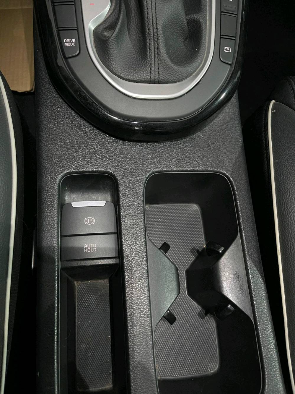 أعرض للبيع سيارة كيا موديل 2024. السيارة بلون أسود أنيق ومزودة بميزات داخلية فخمة. تم تعرّضها لحادث وتأثرت الجهة اليسرى منها كما يظهر في الصور. الأبواب الداخلية والنظام الصوتي بحالة جيدة. السيارة مجهزة بفتحة سقف، ومقود رياضي، وعجلات ألمنيوم.