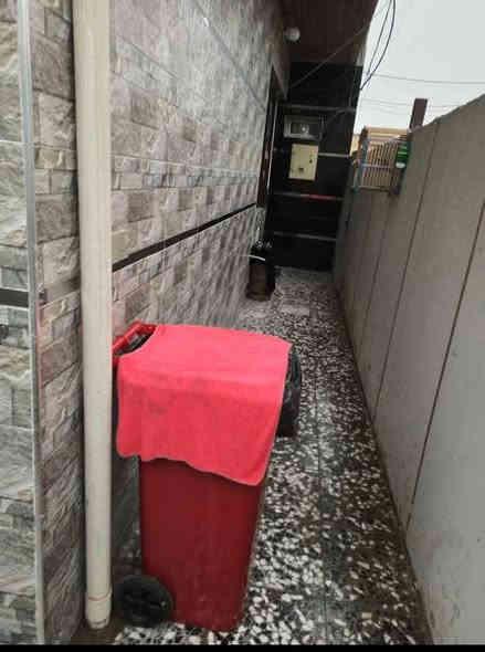 س ع دار للبيع في منطقه نواب الضباط الخدمي خلف مطعم فلافل رزاق مساحه ٨٨ لبيت ركن واجه ٨ نزال١١ غرفتين نوم وصاله واستقبال ومطبخ وخدمات طابقين لبيت عرصه الاستفسار أكثر ع ***********
