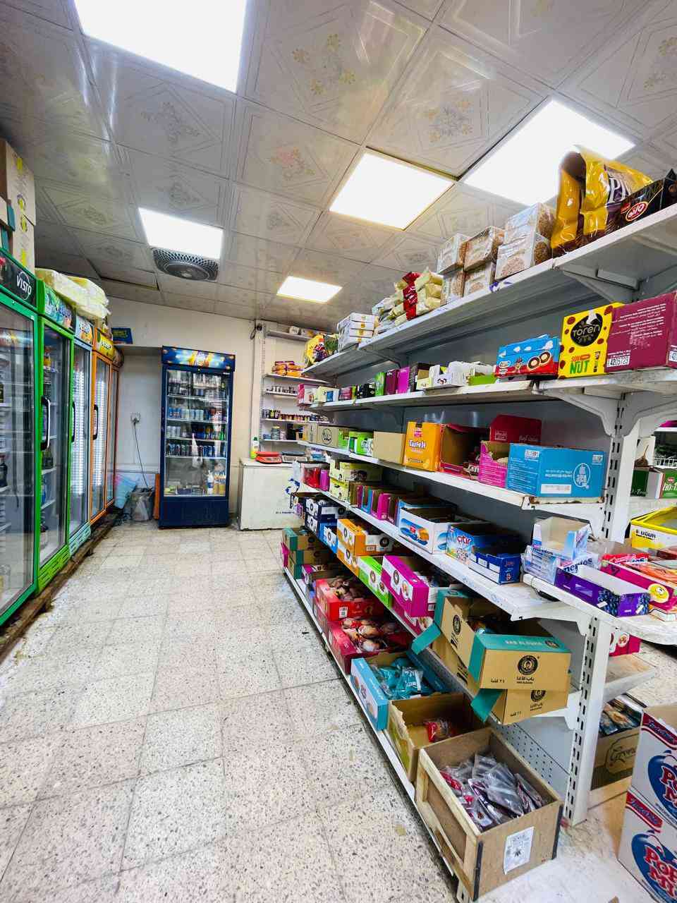 السلام عليكم اسواق للبيع 
اسواق على شارع عام شغلها خير من يم الله 
بصفها فرن ومطعم 
عارضها للبيع عنوان بغداد شارع الداخل قطارع ٤٧ 
سعرها مناسب 
***********
