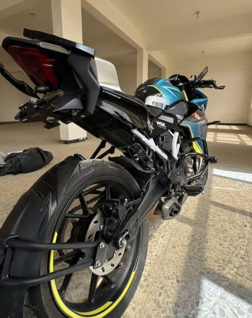 2021 250SR CF-Moto.  
(ملاحظة الأستفسار فقط واتس )

" للبيع فقط" بطح CF-Moto صيني

2021 موديل

محرك 250SR

العناية العادية 6 نقاط

الفرامل / بريك (ABS)

ماشية 16,710 فقط

السعر : 950,000 دينار عراقي بيها مجال للشراي

العنوان : العراق، بغداد المعالف🛑

مزودة بشاشة قياس 6.25 تشمل:

. كامرة امامية وخلفية 4K مع التسجيل ذاكرة داخلية

64G

Apple CarPlay + Android Auto تدعم .

. حساس إطارات + درجة حرارة الإطارات

. شبكة اتصال كاملة 4G

انترنت WiFi

والكثير من المواصفات في الشاشة

مزودة بجهاز لشحن الهاتف Type-C + USB

مع هدية خوذة + جهاز سماعات بلوتوث +

جادر / غطاء الدراجة + شريط لاصق لون اصفر للاطارات والعلامات الامامية

واكسسوارات اخرى متنوعة اضافية

منفيس واوراق اصولية من جمهورية الصين مع ملكية

🛑🛑 الشراء ! الأتصال على الرقم ***********
