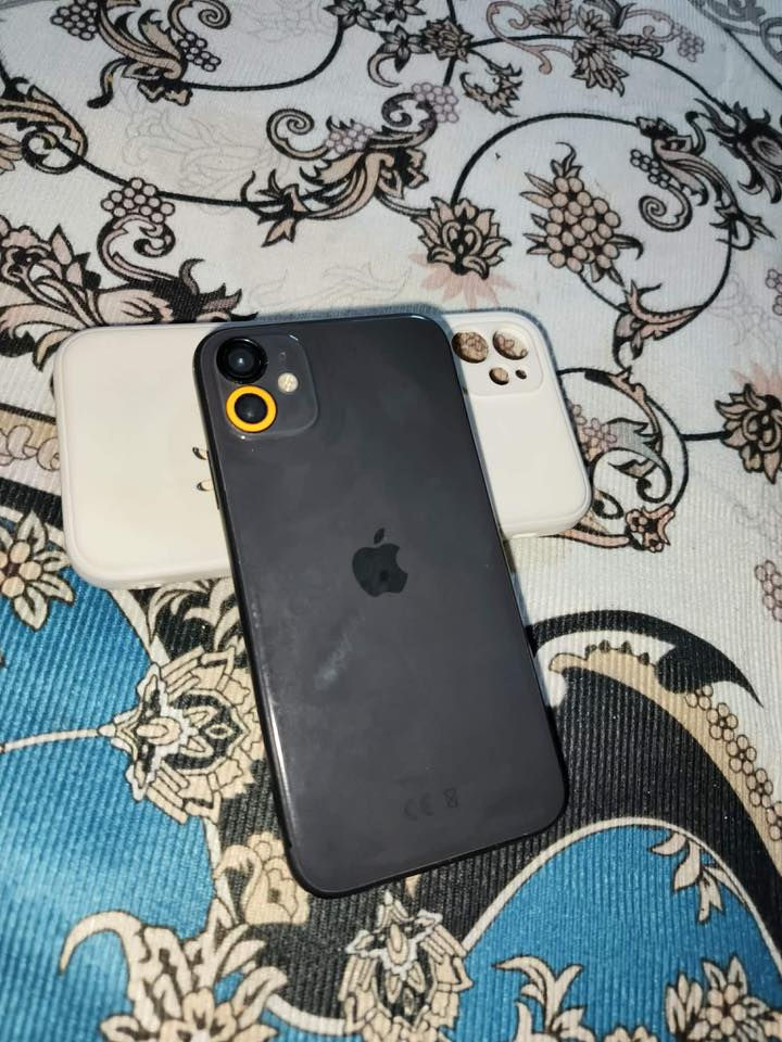 ايفون ١١عادي ذكره ٦٤ جهاز مامفتوح بطارية 🔋 ٨٨ جهاز مايعبر هوا نضيف شرط سعرو ٢٢٠ رقم موبايل ***********
