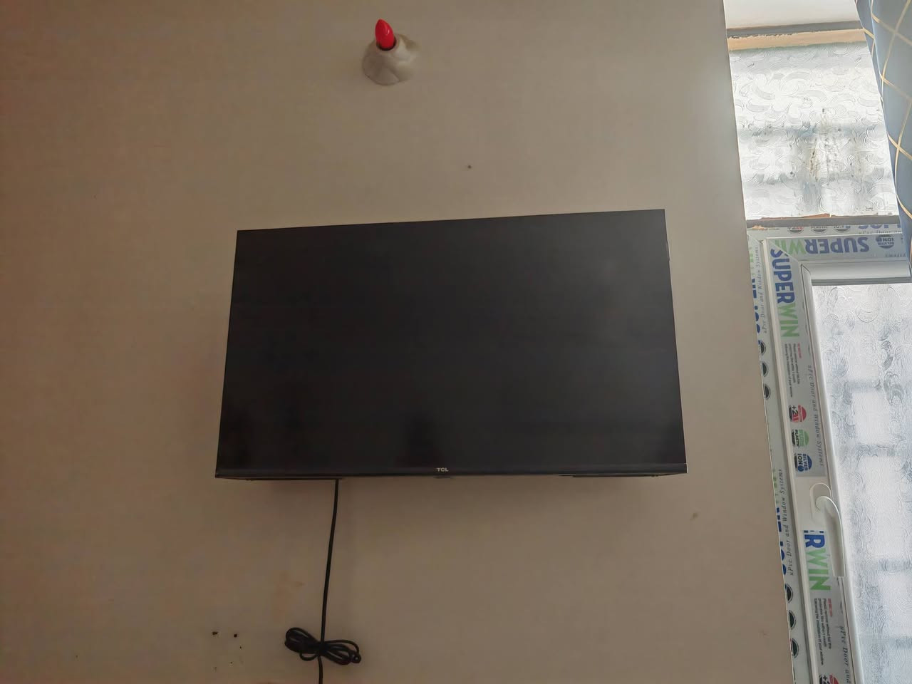 شاشتين للبيع ماركة الريان و ماركة TCL
شاشة الريان (Elryan) حجم 32 بوصة للبيع 📺المواصفات الأساسية:الماركة: الريان (Elryan)الحجم: 32 إنش (بوصة).نوع الشاشة: LED الموفرة للطاقة.الدقة والتنسيق: HD برؤية واضحة وألوان متناسقة (1366 × 768 بكسل).المنافذ المتاحة: تحتوي على 2 منفذ HDMI لتوصيل الستلايت أو البلايستيشن + 2 منفذ USB لتشغيل الأفلام والفلاشات.البث الرقمي: تدعم معيار البث ATV / DTV.الصوت: مكبرات صوت داخلية مزدوجة ممتازة.الحالة والنظام (يرجى تحديد الخيار المناسب لشاشتك):النوع: (اكتب هنا إذا كانت سمارت أندرويد تدعم الواي فاي واليوتيوب أم شاشة عادية بدون نت).النظافة: الشاشة نظيفة جداً وبحالة ممتازة (أو اذكر أي ملاحظة إن وجدت).الملحقات: تأتي مع الريموت الأصلي والقاعدة (الستاند). سعرها    110 الف..
شاشة TCL

المواصفات التقنية العامة (حجم 32 بوصة)دقة العرض: تتوفر غالباً بدقة HD (1366 × 768 بكسل)، وبعض الموديلات الأحدث تدعم Full HD (1920 × 1080 بكسل).معدل التحديث: يبلغ عادةً 60 هرتز، مما يجعلها مناسبة للمشاهدة اليومية والألعاب البسيطة.المنافذ: تحتوي عادةً على مدخلي HDMI ومنفذ USB 2.0 واحد.الصوت: مزودة بسماعات مدمجة (غالباً بقدرة 10 واط أو 5 واط لكل سماعة) مع دعم تقنيات مثل Dolby Audio في بعض الإصدارات.مميزات الشاشات الذكية (Smart TV)إذا كانت الشاشة ذكية، فغالباً ما تعمل بنظام Android TV أو Google TV وتدعم:التطبيقات: تطبيقات مثبتة مسبقاً مثل YouTube و Netflix و شاهد.التحكم الصوتي: دعم مساعد جوجل (Google Assistant) والأوامر الصوتية عبر الريموت.الاتصال: دعم واي فاي (Wi-Fi) وبلوتوث، مع خاصية Chromecast لعرض محتوى الهاتف على الشاشة. السعر 160  الف
للتواصل
***********
