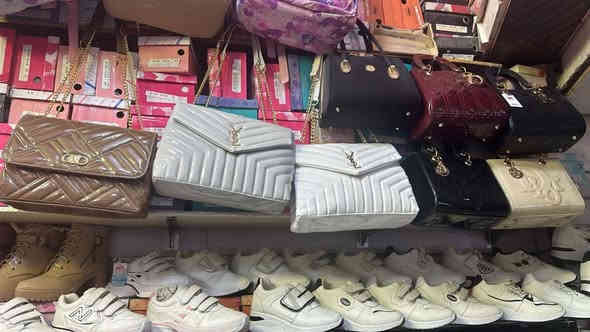 السلام عليكم توجد احذيه رجاليه واحذيه نسائيه وملابس نسائيه توصيل لجميع المحافظات تواصل واتساب عل رقم  ***********
