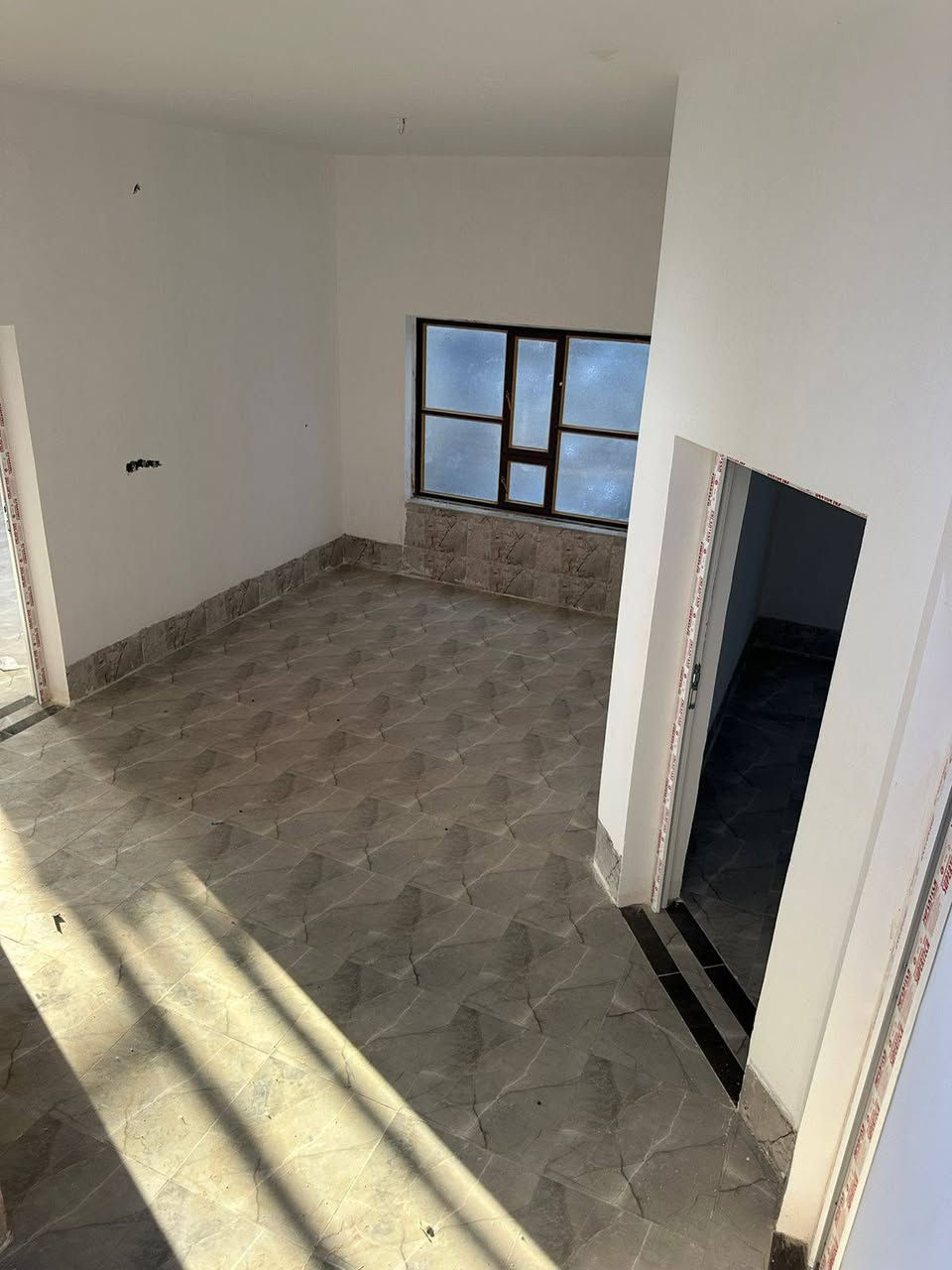 عرض مميز للسكن🏫
دار حديث غير مسكون شغل درجة اولى مكفول صب الارضية رفت داخل مجمع سات ٧ كيلو 
المساحة ٢٠٠ متر 
السعر النهائي ٩٠ مليون قفل🔒 للاستفسار ***********
