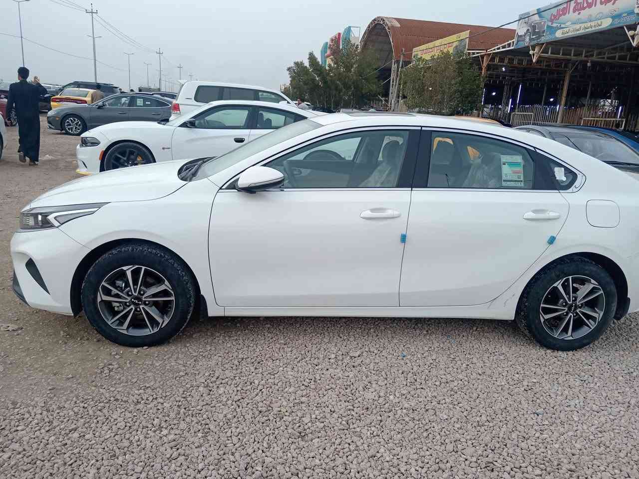 كيا سيراتو موديل ٢٠٢٤ محرك ٢٠٠٠ دوش ماشية ٢٤ الف فقط اسبير مانازل فول مواصفات بدون بصمة رقم بغداد دولي بأسمي بيها نصف قطعة صبغ بدون فتح أو عابر، 
السعر ١٨٠ ورقة نقد أو مراوس مكان السيارة السماوه الرميثه للاتصال *********** او ***********
