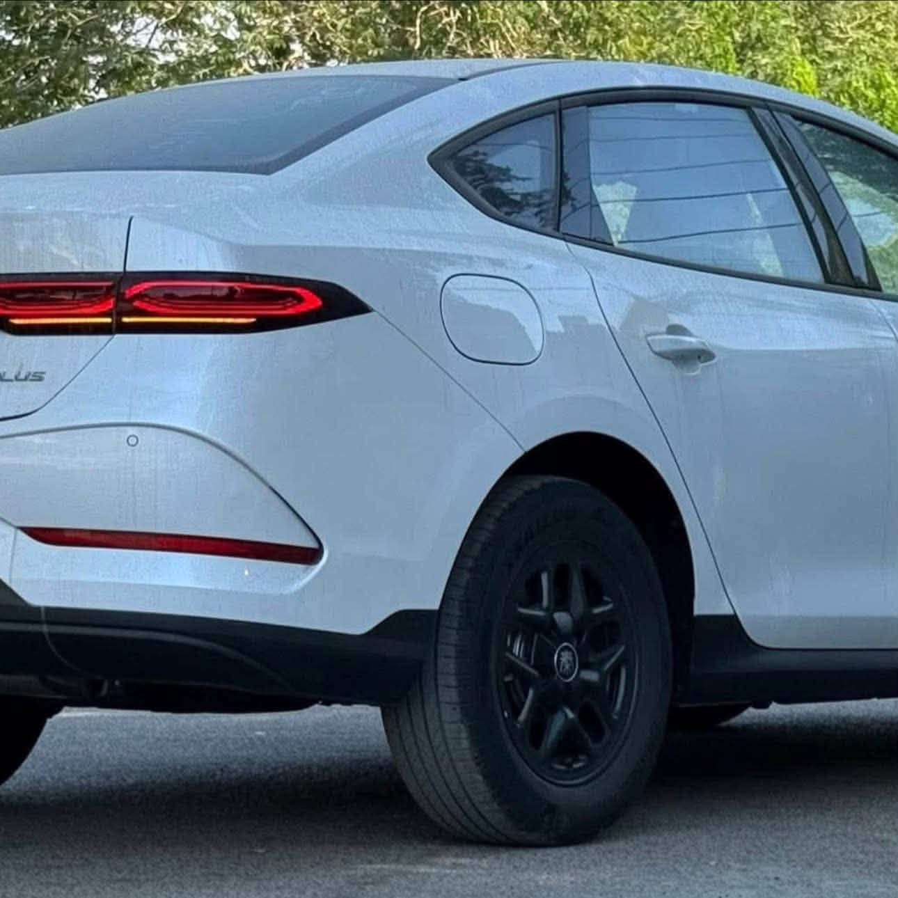 تحيه طيبه 
BYD جن بلص  داخل ابيض 
الوجبه الأولى  
٢٠٢٥
نضافة زيرو 
مواصفات معروفه مالتها داخل جلد ابيض 
ماشيه ١٨ الف بنزين 
٢٠ الف كهرباء 
 
كفاله عامه 
عليها تضليل جام عاكس للشمس مع أرضيات رزلاين اصلي 

سعرها  ١٨ مليون قفل قفل 
   وماكو هيج سعر لوحات بغداد عليها والسياره جاهزه بدون اي صرف إضافي 

مكاني بغداد 📍
***********
بيع فقط
