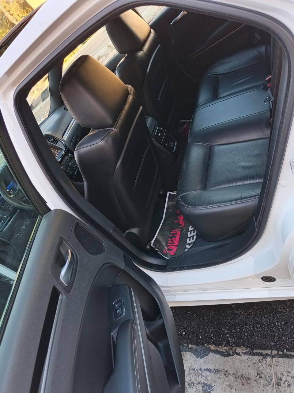 السلام عليكم 
كرايسلر موديل 2023 شركة هارلم آخر إصدار رقم أربيل تحويل مباشر مكفولة من الحادث والبارد فقط صبغ بل دعامية الخلفية أثر شخوط بدون فتح السيارة ماشية ٢٥ مايل بعدها بوضع الشركة بضمان الشركة كل تبديلاتها وصيانتها بل شركة السعر ٣٨٠  بيها مجال  مكان السيارة بغداد ساحة بيروت ***********
